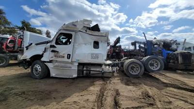 Freightliner Cascadia 126 Salvage Truck