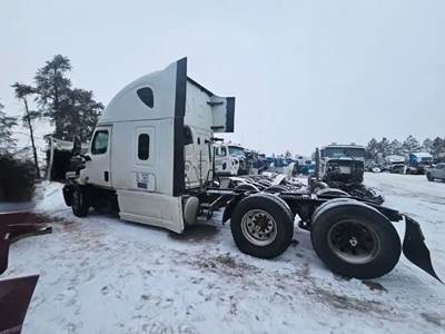 Freightliner Cascadia 126 Salvage Truck