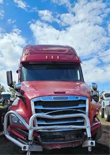 Freightliner Cascadia 126 Salvage Truck