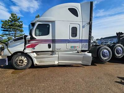 Freightliner Cascadia 126 Salvage Truck