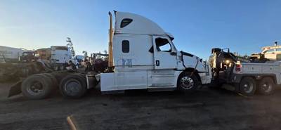 Freightliner Cascadia 126 Salvage Truck