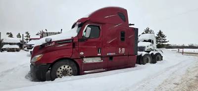 Freightliner Cascadia 126 Salvage Truck