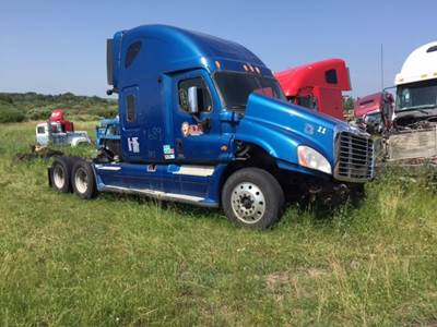 Freightliner Cascadia Salvage Truck