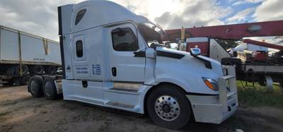 Freightliner Cascadia Salvage Truck