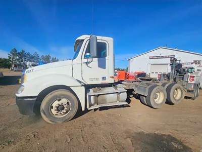 Freightliner Columbia 120 Salvage Truck