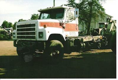 International 2574 Salvage Truck