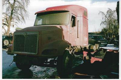 International 9200i Salvage Truck