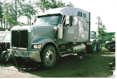 International 9900i Salvage Truck