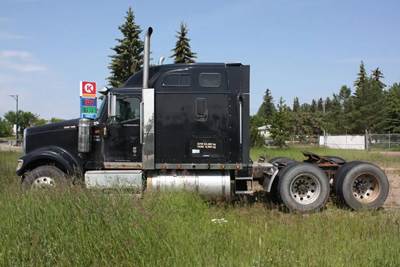 International 9900i Salvage Truck
