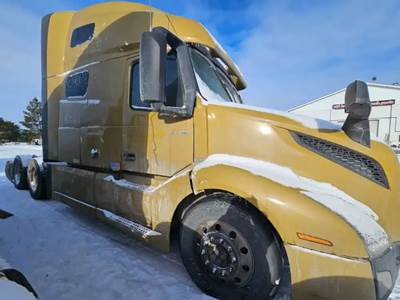 Volvo VNL Salvage Truck