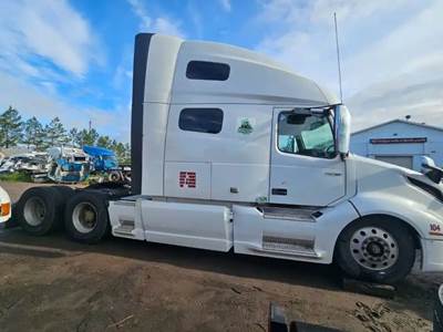Volvo VNL Salvage Truck