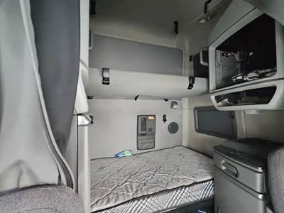 Volvo VNL Sleeper Part