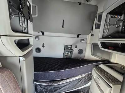 Volvo VNL Sleeper Part