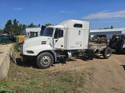 Mack Pinnacle CXU613 Sleeper for a 2015 Mack CXU613
