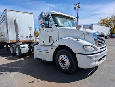 Freightliner Columbia 120 Day Cab Truck - Caterpillar, Manual