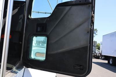 1998 Kenworth T300 Single Axle Day Cab Truck - Caterpillar 170HP, Automatic