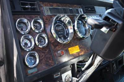 1998 Kenworth T300 Single Axle Day Cab Truck - Caterpillar 170HP, Automatic
