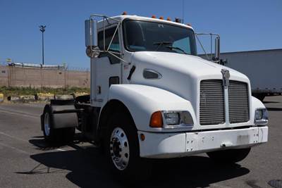 Kenworth T300 Single Axle Day Cab Truck - Caterpillar 170HP, Automatic