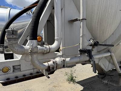 1977 J & L Tandem Axle Aluminum Dry Bulk / Pneumatic Tank Trailer - Spring, Fixed Axle