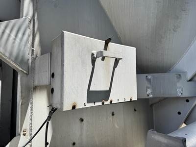 1977 J & L Tandem Axle Aluminum Dry Bulk / Pneumatic Tank Trailer - Spring, Fixed Axle