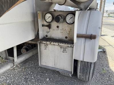 1977 J & L Tandem Axle Aluminum Dry Bulk / Pneumatic Tank Trailer - Spring, Fixed Axle