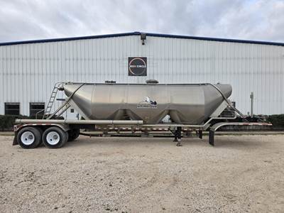 Vantage 1000 CF / AUTO DOME LID / AIR RIDE Dry Bulk / Pneumatic Tank Trailer