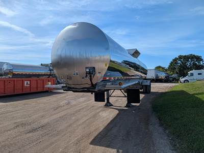 Walker Tandem Axle Stainless Steel Food Grade Tanker Trailer - Air Ride, Fixed Axle
