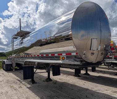 Walker Tandem Axle Stainless Steel Food Grade Tanker Trailer - Air Ride, Fixed Axle