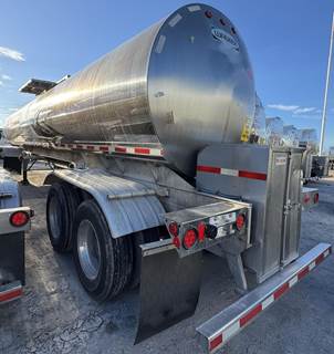 Walker Tandem Axle Stainless Steel Food Grade Tanker Trailer - Air Ride, Fixed Axle