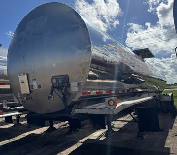 Walker Tandem Axle Stainless Steel Food Grade Tanker Trailer - Air Ride, Fixed Axle