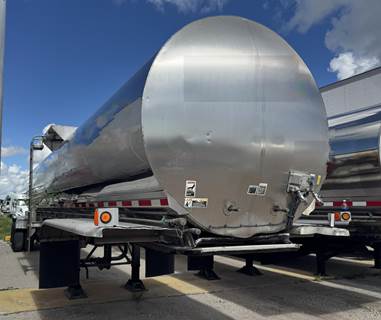 Walker Tandem Axle Stainless Steel Food Grade Tanker Trailer - Air Ride, Fixed Axle