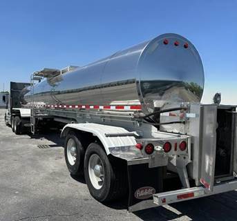 2007 Walker Tandem Axle Stainless Steel Food Grade Tanker Trailer - Air Ride
