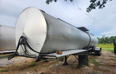 Polar 5600 Gallon Stainless Steel Non Code Tank Trailer - Tandem Axle, Spring