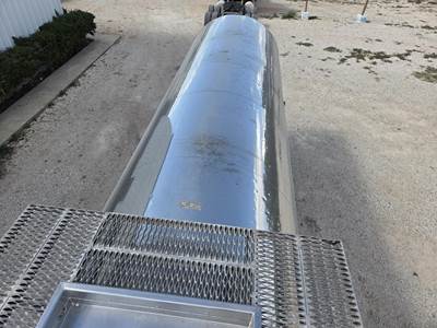 2011 Walker 6800 Gallon Stainless Steel Non Code Tank Trailer - Tandem ...