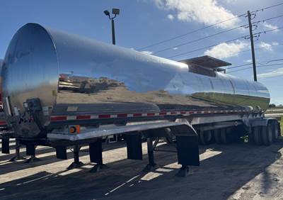 Walker 6800 Gallon Stainless Steel Non Code Tank Trailer - Tandem Axle, Air Ride