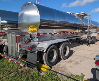 Walker 6800 Gallon Stainless Steel Non Code Tank Trailer - Tandem Axle, Air Ride