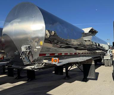 Walker 7000 Gallon Stainless Steel Non Code Tank Trailer - Tandem Axle, Air Ride