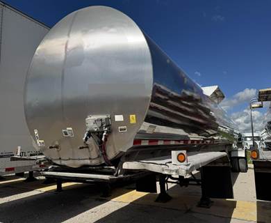 Walker 7000 Gallon Stainless Steel Non Code Tank Trailer - Tandem Axle, Air Ride