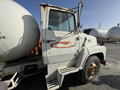 1981 Ford F-700 2750 Gallon Propane Truck - Automatic