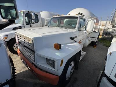 Ford F-700 2790 Gallon Propane Truck - Manual