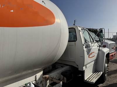 1986 Ford F-700 2790 Gallon Propane Truck - Manual
