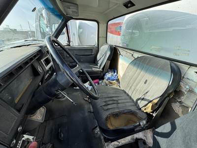 1986 Ford F-700 2790 Gallon Propane Truck - Manual