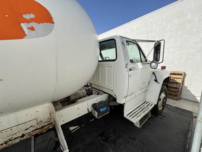 1992 Ford F-700 2750 Gallon Propane Truck - Automatic