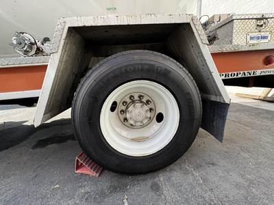 1996 Ford F-700 3000 Gallon Propane Truck - Manual