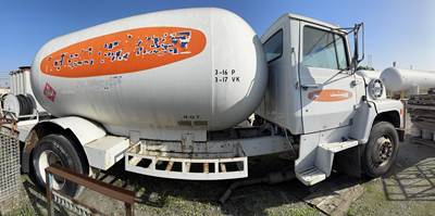 1984 Ford F-800 2750 Gallon Propane Truck - Manual