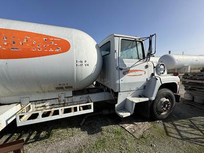 1984 Ford F-800 2750 Gallon Propane Truck - Manual