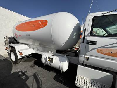 2000 GMC 7500 3000 Gallon Propane Truck - Manual