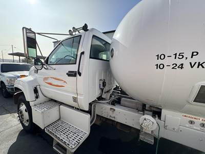 2000 GMC 7500 3000 Gallon Propane Truck - Manual