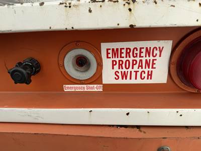 2000 GMC 7500 3000 Gallon Propane Truck - Manual