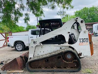 2010 Bobcat T300 Skid Steer - Blade